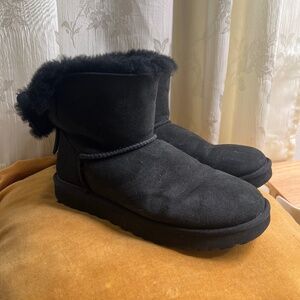 Black Ugg boots Foldable with Bow Womens size 9 fits like 8